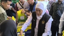 Ratusan Warga Antusias Serbu Pasar Murah di Pamekasan, Meski Menunggu Berjam-jam