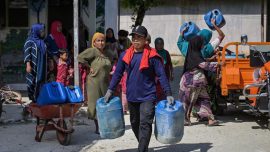 Krisis Air Bersih di Madura, Warga Bangkalan Antre Jeriken Dapat Bantuan PMI