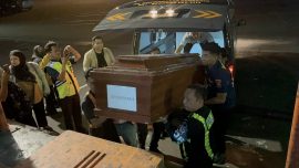 Tim DVI Polda Jatim Serahkan Dua Jenazah Korban KMP Mutiara Sentosa II kepada Keluarga